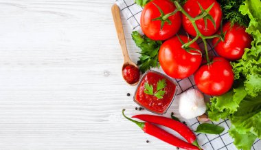 Yemekleri için sos ya da ketçap ve malzemeler: domates, sarımsak, fesleğen, maydanoz, kırmızı acı biber ve ahşap arka planda baharatlar. Yakın plan. Üst Manzara. Metin için yer.