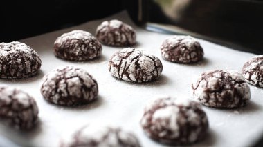 Fırın tepsisinde pudra şekerli çikolatalı kurabiye. Yakın plan..