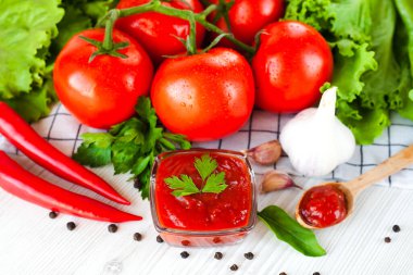 Ketçap, olgun domates ve baharatlar masada. Yemek sosu ya da ketçap konsepti. Yakın plan..