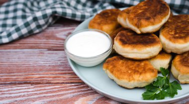 Tahta masada patates, et ve ekşi kremayla kızartılmış turtalar. Lezzetli ev yapımı yemekler. Yakın plan. Boşluğu kopyala.