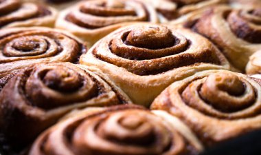 Geleneksel Amerikan tatlı-tarçınlı çörekleri. Ev yapımı pişirme. Çıtır tarçınlı çörekler. Yakın plan. Seçici odak.