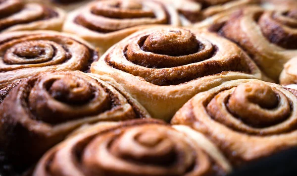 Geleneksel Amerikan tatlı-tarçınlı çörekleri. Ev yapımı pişirme. Çıtır tarçınlı çörekler. Yakın plan. Seçici odak.