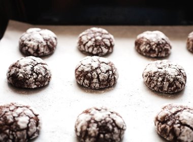 Fırın tepsisinde pudra şekerli çikolatalı kurabiye. Yakın plan..