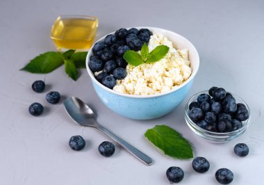 Kahvaltıda süzme peynir, taze böğürtlen ve bal. Yakın plan..