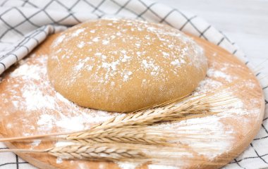 Masada tahta üzerinde hamur var. Pişirme işlemi. Yakın plan..
