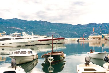 Birçok yat ve tekne iskelede demirli. Tekne gezisi ve yatta dinlenme. Denizde tatil. Seçici odak.