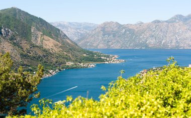 Dağların arka planında Boka Kotorska koyunun renkli manzarası. Karadağ. Seçici odak.