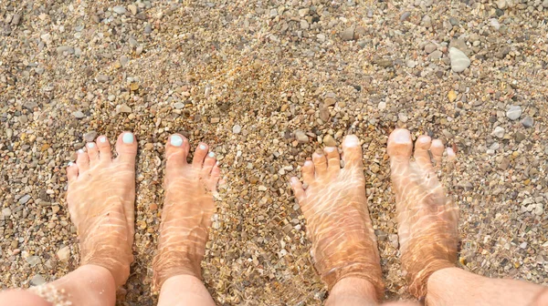 Pies Hombre Mujer Agua Mar Vacaciones Junto Mar Relajación Playa —  Fotos de Stock