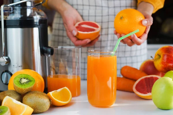 Jugo Fruta Fresca Multivitamínica Saludable Delicioso Vaso Sobre Mesa Concepto — Foto de Stock
