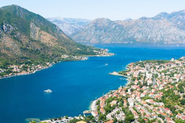 Mavi denizi, dağları ve eski kasabayı gören güzel deniz manzarası. Karadağ 'ın Kotor kenti. Seçici odak.