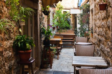 Eski kasabanın dar bir sokağındaki rahat bir sokak kafesi. Boş bir kafe. Budva, Karadağ.