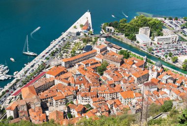 Eski Kotor kasabası ve Lovcen Dağı 'ndan güzel Boka Kotor Körfezi manzarası. Karadağ. Üst Manzara. Seçici odak.