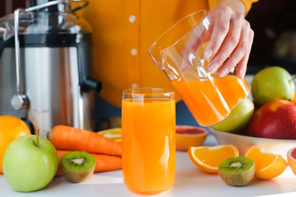 Young Girl Pours Freshly Fresh Multifruit Juice Glass Healthy Fruit — Foto de Stock