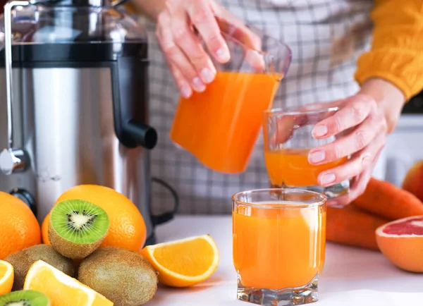 Glass Freshly Squeezed Fruit Juice Table Kitchen Girl Pours Juice — Foto de Stock