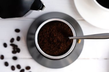 Gayzer kahve makinesinde taze öğütülmüş aromatik kahve. Gayzer kahve makinesinde kahve yapma süreci. Üst Manzara. Yakın plan. Seçici odak.