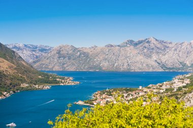 Güneşli bir yaz gününde, dağ ve mavi deniz manzaralı güzel bir manzara. Boka Kotorska Körfezi. Karadağ. Kartpostal Uzayı kopyala Seçici odak.