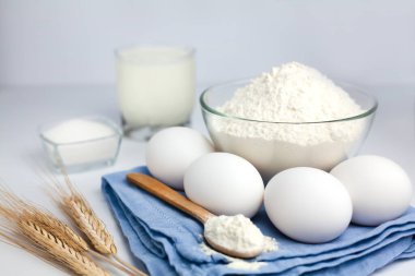 Kek pişirme süreci. Yumurta ve un masada. Yemek pişirme süreci. Yakın plan..