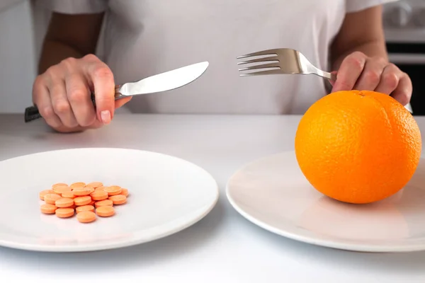 Выбор Между Спелыми Оранжевыми Витамином Таблетками Понятие Здорового Образа Жизни — стоковое фото