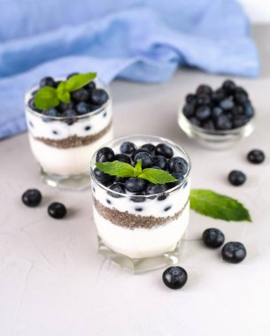 Kahvaltıda yoğurt, chia tohumu ve taze yaban mersinli sağlıklı ve lezzetli bir tatlı. * Kaybettin *.