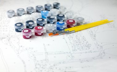 Tuval ve farklı renkte boyalar, fırçalar. Sayılarla boyamak. Yaratıcı hobi. Seçici odaklanma. Yakın plan..