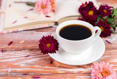 Bir fincan sabah aromatik kahve ve ahşap bir masanın üzerinde bir defter. Keyfim yerinde. Uzayı kopyala Seçici odak.