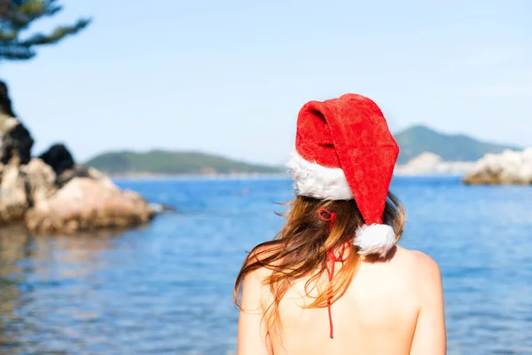 Girl Santa Hat Swimsuit Beach Sea Back View Christmas Vacation — 图库照片