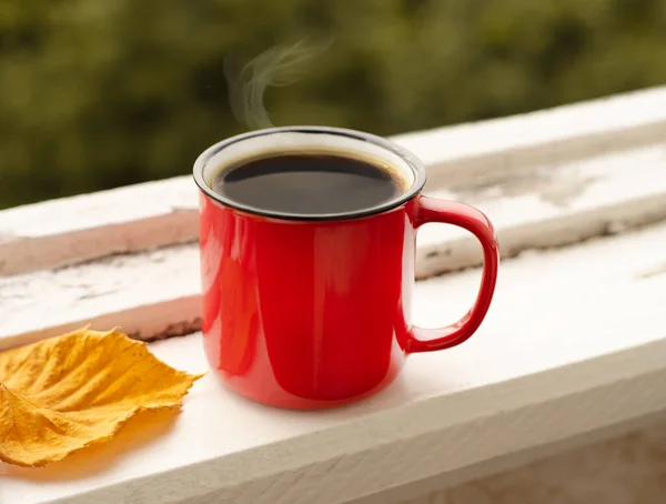 Чашка Ароматної Гарячої Чорної Кави Вікні Ранковий Гарячий Напій Похмурий — стокове фото