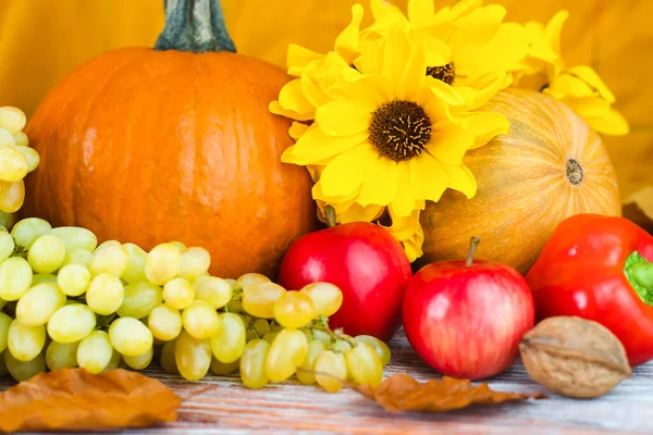 Thanksgiving Semesterkoncept Säsongsbetonade Grönsaker Och Frukter Träbakgrund Närbild Selektiv Inriktning — Stockfoto