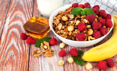 Tahta masada gevrek, olgun böğürtlen, muz ve bal. Sabahları sağlıklı bir kahvaltı. Bu bir kayıp. Boşluğu kopyala.