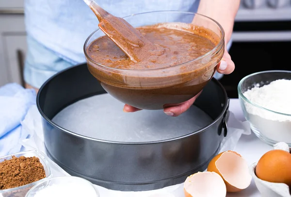 여자가 초콜릿 반죽을 모양을 만들었습니다 초콜릿 케이크를 만드는 클로즈업 선택적 — 스톡 사진