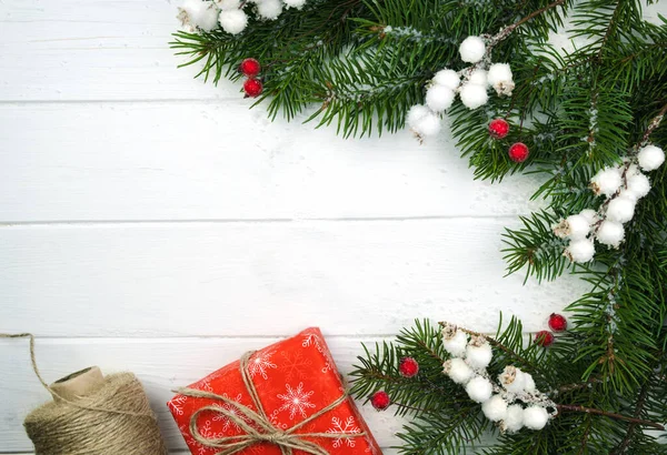 クリスマスと新年の贈り物を包む 赤いギフトボックス ツイン クリスマスツリー 白い木製の背景にお祝いの装飾 クリスマスや新年のフラットレイ 最上階だ コピースペース — ストック写真