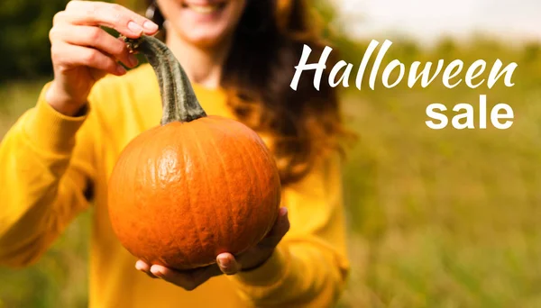 Halloween Försäljning Leende Kvinna Ljust Gul Tröja Håller Orange Pumpa — Stockfoto