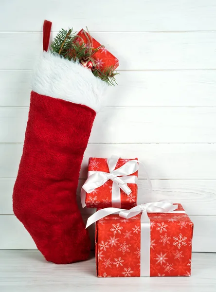サンタは新年の赤いブーツか白い背景のクリスマスのギフト箱 スペースのコピー — ストック写真