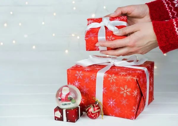 Presente Natal Ano Novo Embrulhado Papel Vermelho Nas Mãos Mulher — Fotografia de Stock