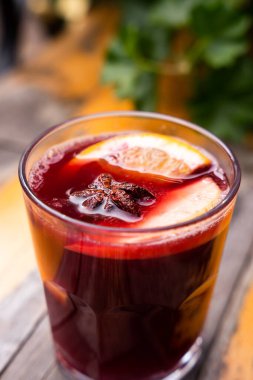 Sokağın ortasındaki bir kafede sıcak sıcak bir bardak şarap. Mevsimlik sıcak içecekler. Sıcak bir atmosfer. Yakın plan. Seçici odak.