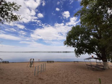 Volga nehri kıyısındaki kumsal