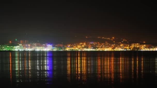 Luci Della Città Riflettono Nel Mare Notte Cielo Stellato Senza — Video Stock