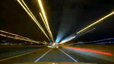 8K 7680x4320. Gece ışıkları ve şehir yollarındaki trafik. Hat kepenkleri gece karanlığında hareket ediyor. Araç farları. Bokeh etkisi ve şehir ışıkları..