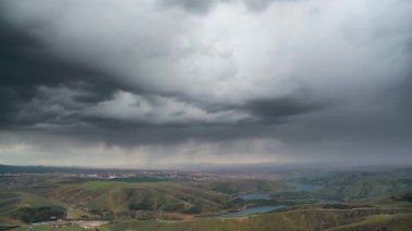 8K. Şiddetli yağmur ve fırtına bulutları yaklaşıyor. Süper hücre, mezoklonun varlığıyla sağanak yağmur gibidir. Nimbostratus çok katmanlı, gri, biçimsiz bir gök gürültüsüdür. Tehlikeli, doğa felaketi kötü hava.