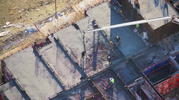 7680X4320 4320P Nşaat Işçisi Pompa Borusuyla Çimento Beton Döküyor Nşaat — Stok video