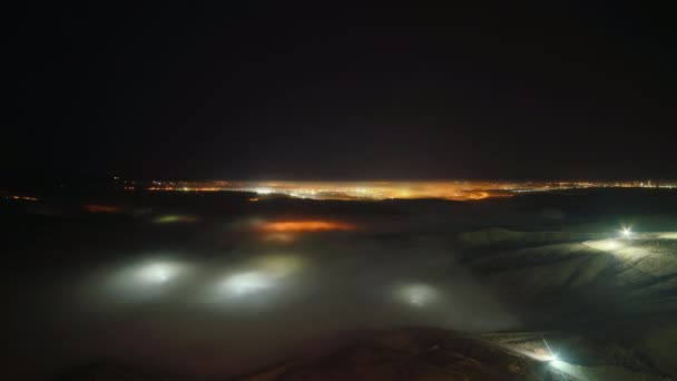 7680X4320 Mgła Obejmująca Nocne Miasto Światła Budynków Mist Town Domów — Wideo stockowe