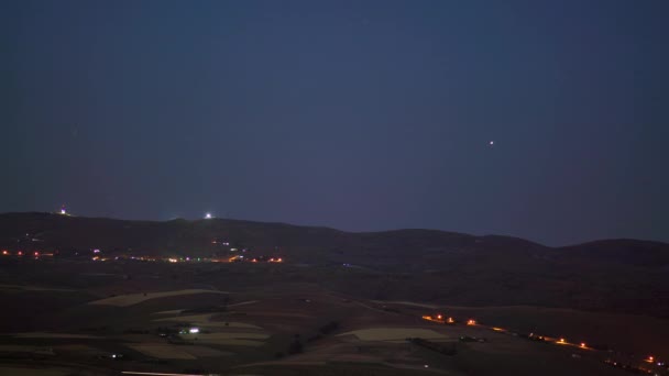 7680X4320 4320P Voor Maan Opkomt Nachts Sterrenhemel Boven Berg Middags — Stockvideo