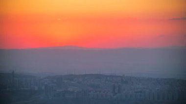 8K 7680x4320.Gündüz-gece geçiş zamanı etkisi kalabalık şehirdeki modern gökdelenlerde. Şehir merkezindeki büyük şehir ışıkları hızlandırılmış modern evler metropoldeki kalabalık şehir manzarası, öğleden sonra 8: K.