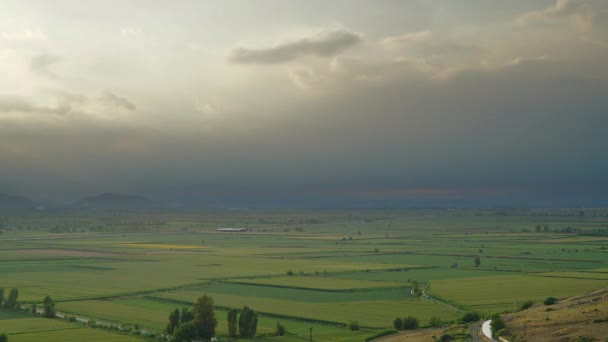 7680X4320 Weite Flache Ebene Mit Grünen Feldern Bedeckt Cinematic Bezaubernde — Stockvideo