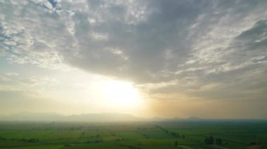 8K 7680X4320.Geniş düzlük yeşil alanlarla kaplıdır. Sinema büyüleyici doğa manzarası. Sabah süresi doldu.Tepelerle çevrili düz coğrafya. Otlağın doğuşu güneşi otlağı bozkır bozkırı.