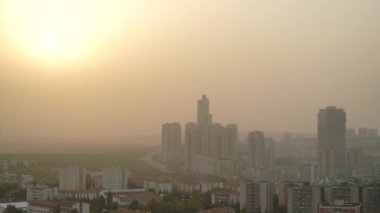 Kalabalık metropol şehrinde 8K 7680x4320.Air kirliliği. Günbatımından geceye zaman kaybı. Modern binalar ve gökdelenler. Gece şehir ışıkları. Metropolis arka plan kum fırtınası..
