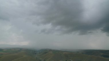 8K 7680x4320. Şiddetli yağmur ve fırtına bulutları perdesi. Supercell bir mezosklonun varlığıyla sağanak bir sağanak fırtınadır. Fırtına sağanak yağış yağışı sağanağı yağışı yağışı..