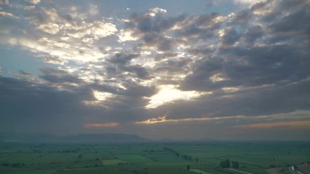 7680X4320緑のフィールドで覆われた広いフラット平野 シネマティック魅力的な自然景観 午後の日没の時間が経過します 丘に囲まれたフラット地理 ストーム雲嵐の空の雲霧雨草原 — ストック動画