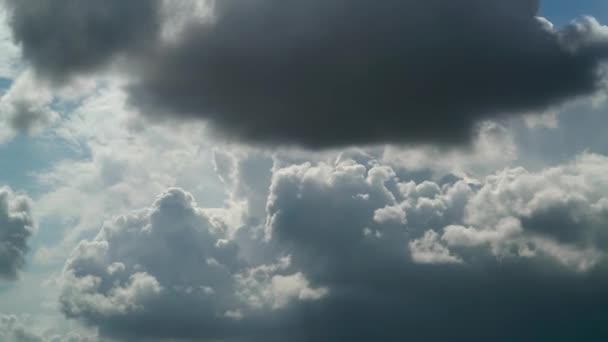 7680X4320天候の変化に富んだミックス雲 標準的な日の部分的に曇りの空雲の間に太陽と青空 時間経過時間経過時間青白背景積雲空気日映画的な雲の風景 4320P — ストック動画