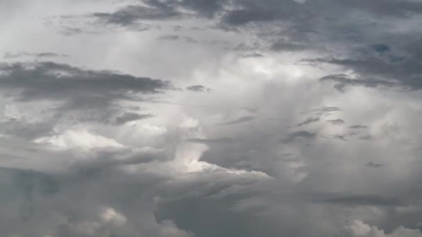 嵐の前の8K 7680X4320 Cloudの動き可変ミックス暗い雲のタイムラプス部分的な雲のカバー雲の風景空の異なる雲の層嵐の雲が分散しています — ストック動画